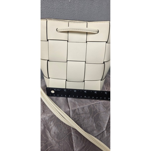 a.n.a Woven Faux Leather Bucket Crossbody Bag Cream Off-White 72848-5 - Picture 7 of 9